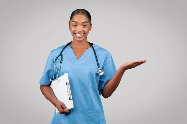 Mavi Üniformalı Gülümseyen Siyah Milenyum Doktor Cerrahı Elinde Panosu Elinde — Stok fotoğraf
