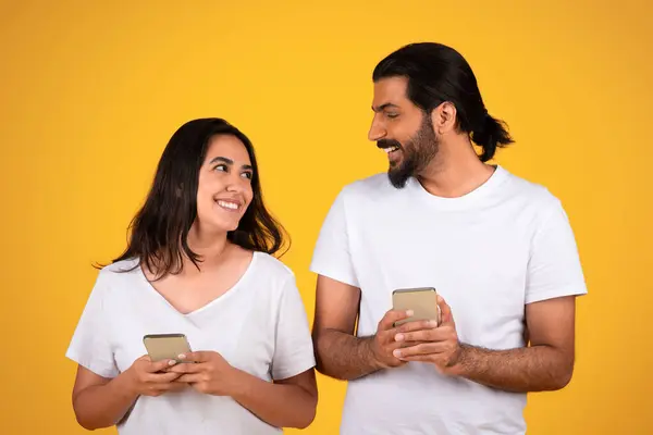 Blij Dat Millennial Arabische Familie Chatten Typen Telefoons Genieten Van — Stockfoto