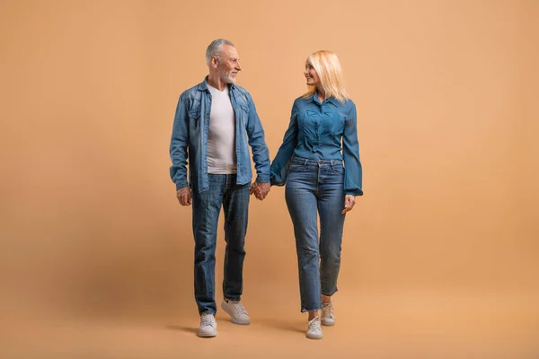 Älskar Glada Äldre Par Hålla Händer Och Tillsammans Isolerad Beige — Stockfoto