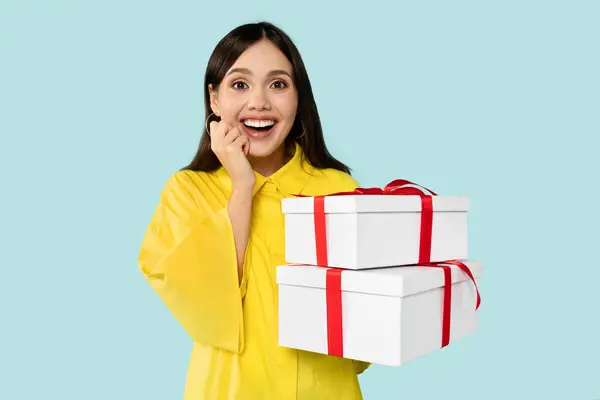 Emocionální Nádherný Mladý Brunetka Model Drží Dárkové Krabice Přes Modré — Stock fotografie