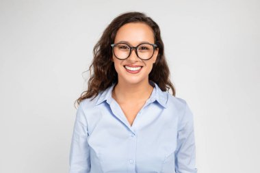 Kendine güvenen bin yıllık Kafkas iş kadını, resmi giyinen ve gözlüklü öğretmen, arka plandaki gri arka planda izole edilmiş, yakın plan. Çalışma, eğitim ve iş