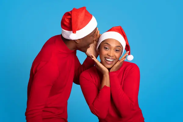 Geheimes Santa Konzept Afroamerikanisch Ehemann Whispering Xmas News Happy Wife — Stockfoto