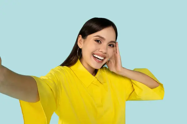 Χαρούμενη Κομψή Νεαρή Μελαχρινή Γυναίκα Που Φοράει Κίτρινο Πουκάμισο Βγάζοντας — Φωτογραφία Αρχείου