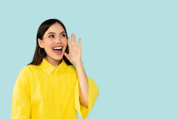 Emotional Excited Pretty Brunette Millennial Woman Wearing Yellow Shirt Holding — Stock Photo, Image