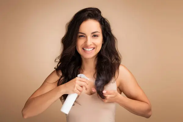 Αισθητική Περιποίηση Μαλλιών Ευτυχισμένη Χιλιετή Ινδή Γυναίκα Εφαρμογή Προϊόν Ψεκασμού — Φωτογραφία Αρχείου