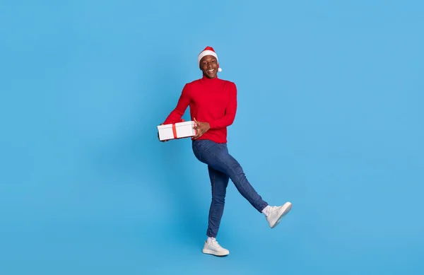 Black Man Santa Hat Holding Wrapped Christmas Present Box Having — Stock Photo, Image