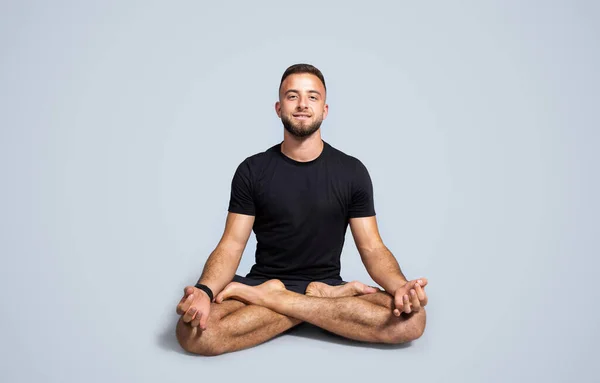 Lächelnd Ruhiger Kräftiger Millennial Europäer Mit Bart Sportbekleidung Praktiziert Yoga — Stockfoto