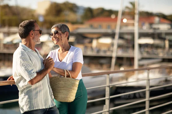 Homem Mulher Seniores Abraçando Segurando Mãos Yacht Park Desfrutando Verão — Fotografia de Stock