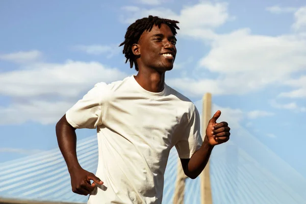 Correr Libre Retrato Joven Deportista Negro Corriendo Aire Libre Atleta —  Fotos de Stock