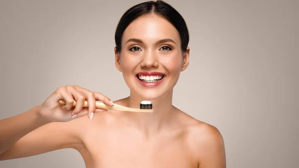 Glad Tusenårig Kaukasiska Kvinna Borsta Tänderna Med Borste Njuta Rutinmässiga — Stockfoto