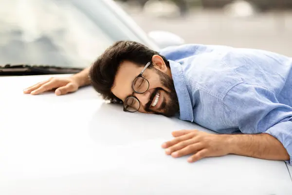 快乐英俊的印度小伙子戴着眼镜买了新车 快乐的赛后驾驶着崭新的白色汽车 汽车采购 — 图库照片
