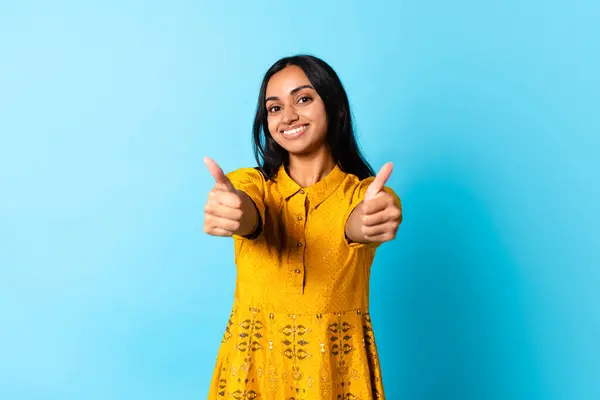 Geleneksel Hindu Elbiseli Genç Bayan Mavi Stüdyo Arka Planına Karşı — Stok fotoğraf
