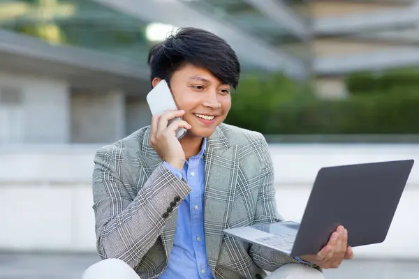 Jovem Empresário Asiático Comunica Falando Celular Navegando Site Importante Seu — Fotografia de Stock