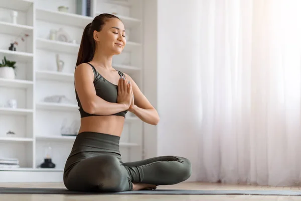 Goedemorgen Yoga Portret Van Een Kalme Jonge Aziatische Vrouw Die — Stockfoto