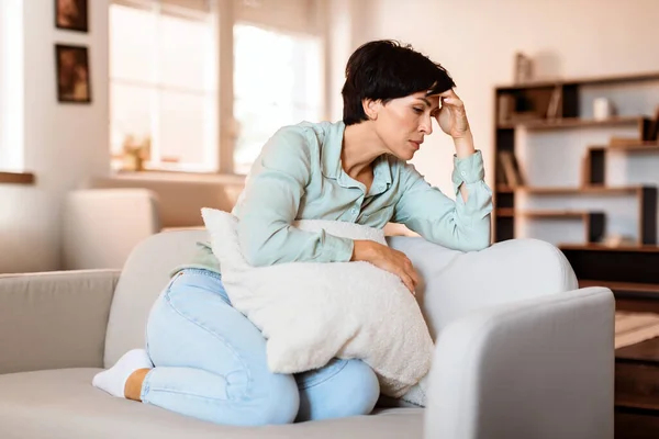Brunette Middle Aged Woman Touching Forehead Feeling Stressed Sitting Couch — Stock Photo, Image