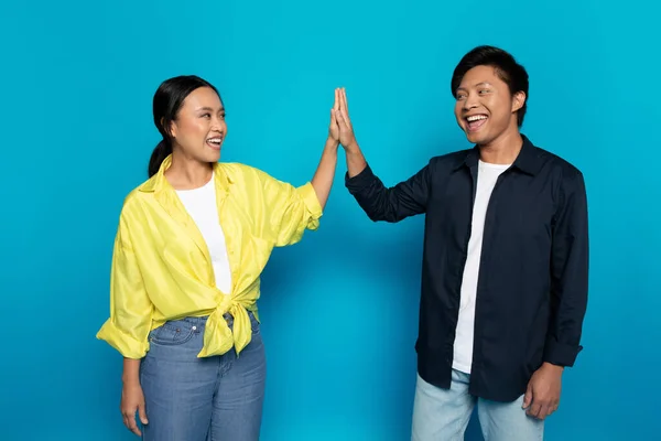 Neşeli Asyalı Çift Ellerini Kaldırarak Beşlik Çakıyor Galibiyeti Kutluyor Başarıyı — Stok fotoğraf