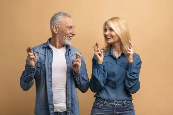 Mutlu Kıdemli Erkek Kadın Parmaklarını Çapraz Yapıp Birbirlerine Bakıyorlar Heyecanlı — Stok fotoğraf