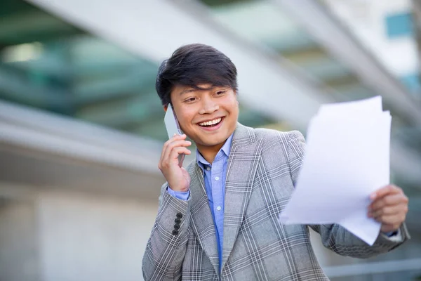 Comunicazione Commerciale Sorridente Uomo Affari Asiatico Che Parla Sul Cellulare — Foto Stock