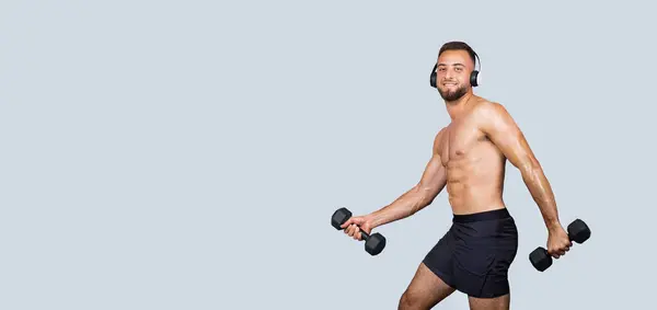 Glücklich Schöner Kräftiger Muskulöser Millennial Europäer Mit Bart Nacktem Oberkörper — Stockfoto