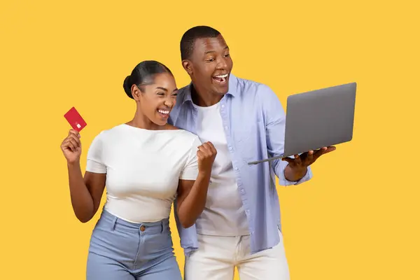 Evet Harika Satışlar Mutlu Afro Amerikan Çift Online Alışveriş Yapıyor — Stok fotoğraf