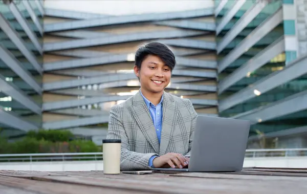 Frilans Online Affärer Asiatisk Ung Affärsman Med Bärbar Dator Arbeta — Stockfoto