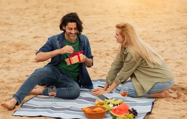 Sevgilisinin Sürpriz Erkek Arkadaşına Hediye Paketi Vermesi Sahilde Piknik Yapmaları — Stok fotoğraf