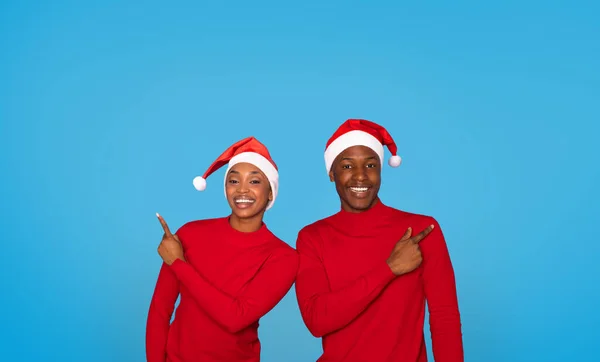 Μεγάλη Χριστουγεννιάτικη Προσφορά Χαρούμενο Μαύρο Ζευγάρι Γιορτινά Καπέλα Που Δείχνουν — Φωτογραφία Αρχείου