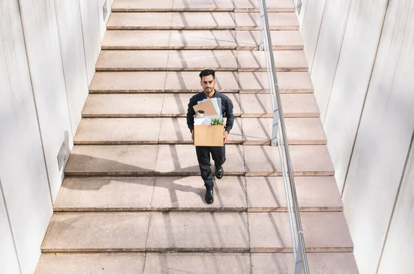 Молодой Ближневосточный Бизнесмен Картонной Коробкой Поднимающийся Современной Городской Лестнице Открытым — стоковое фото