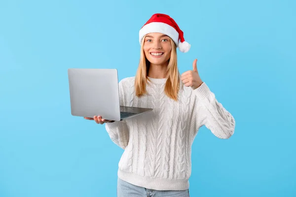 Joyful Young Woman Santa Hat Holding Laptop Enthusiastically Gives Thumbs — Stock Photo, Image