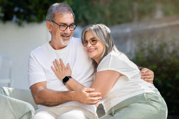 Lachende Oudere Europese Man Vrouw Witte Shirts Hebben Plezier Genieten — Stockfoto