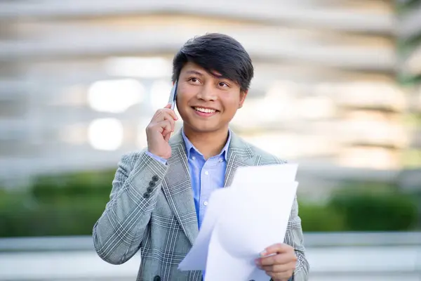 Affärskommunikation Japansk Entreprenör Man Ler När Han Diskuterar Jobbdetaljer Telefon — Stockfoto