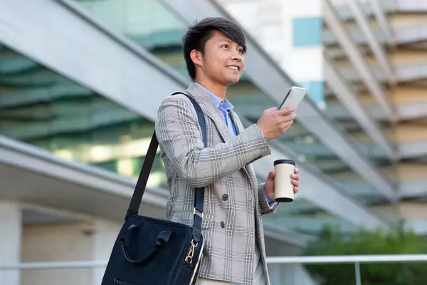 Leende Koreansk Affärsman Meddelanden Smartphone Väg Till Jobbet Promenader Staden — Stockfoto
