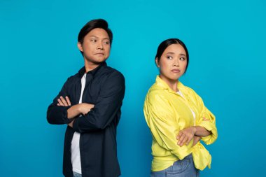 Mavi stüdyo arka planında izole edilmiş, göğüs göğse çarpıştığımız binlerce yıllık Asyalı çifti gücendirdi. Duygular, ilişki sorunları, kötü ruh hali.