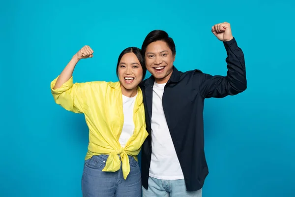 Neşeli Asyalı Çift Gelişigüzel Yumruk Atıyor Galibiyeti Kutluyor Başarıyı Kutluyor — Stok fotoğraf