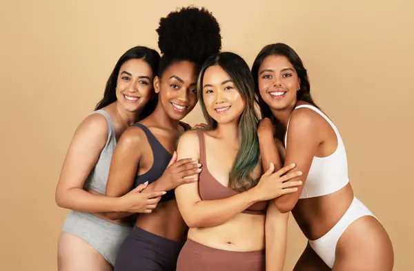 Dört Farklı Kadın Birlikte Poz Veriyor Kendine Güveni Doğal Güzelliği — Stok fotoğraf