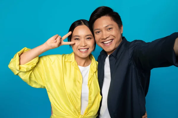 Günlük Hayattan Zevk Alan Gülümseyen Asyalı Çift Selfie Çekiyor Barış — Stok fotoğraf