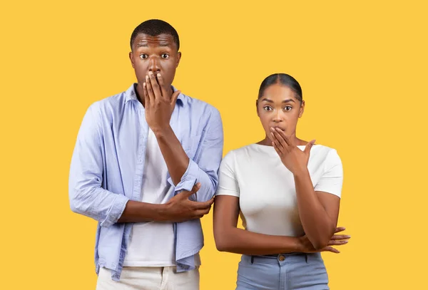 Shocking News Young Black Couple Man Woman Wide Open Eyes — Stock Photo, Image