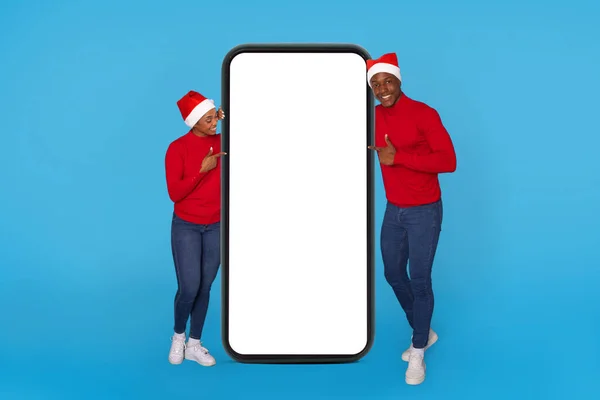 Pareja Afroamericana Sombreros Navidad Santa Señalando Gran Teléfono Móvil Con — Foto de Stock