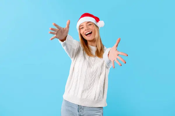 Fröhliche Frau Mit Weihnachtsmütze Und Weißem Pullover Die Arme Einladender — Stockfoto