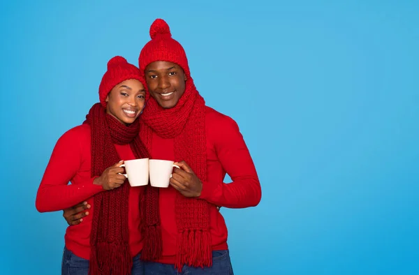 Heißes Winter Angebot Fröhliches Junges Schwarzes Paar Roter Strickjacke Kaffeetassen — Stockfoto