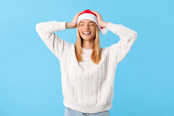 Fröhliche Junge Frau Weißem Pullover Und Weihnachtsmütze Feiert Die Festtage — Stockfoto