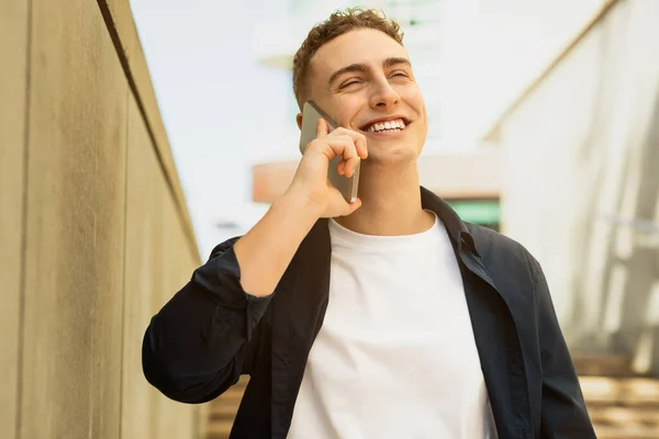 Cheerful Millennial European Man Enjoy Lifestyle Calling Smartphone Got Good — Stock Photo, Image