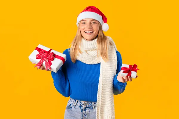 Fröhliche Frau Mit Festlichem Weihnachtsmütze Überreicht Aufgeregt Verpackte Weihnachtsgeschenke Mit — Stockfoto