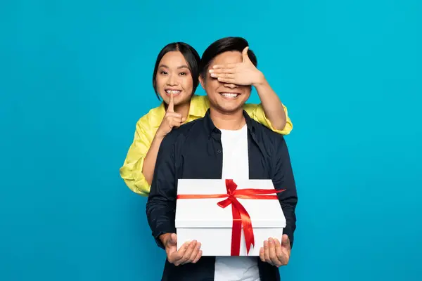 Lächelnde Asiatische Millennial Frau Mit Lässig Geschlossenen Augen Zum Mann — Stockfoto