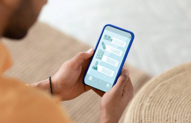 Tıbbi Uygulama. Evde dinlenirken Teletıp Uygulamasını Tarayan Tanımlanamayan Adam, Çevrimiçi Tıbbi Danışmanlık İçin Genç Erkek, TeleHealth Servisleri İçin Yaratıcı Kolaj