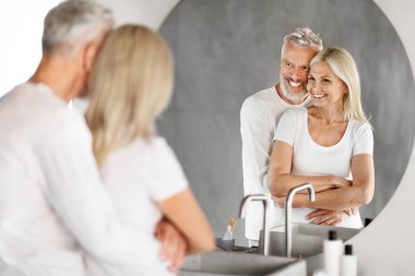 Romantik son sınıf çifti sabahları banyoda aynaya bakar ve sarılır ve günlük hijyenlerini düzeltirken son sınıf eşleri de kendi düşüncelerine sarılır ve gülümserler.