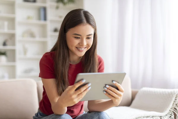 Lächelnde Junge Asiatin Entspannt Mit Digitalem Tablet Hause Glückliche Millennial — Stockfoto