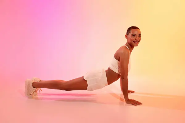 Positive Junge Latin Lady Sportbekleidung Macht Liegestütze Plank Workout Auf — Stockfoto