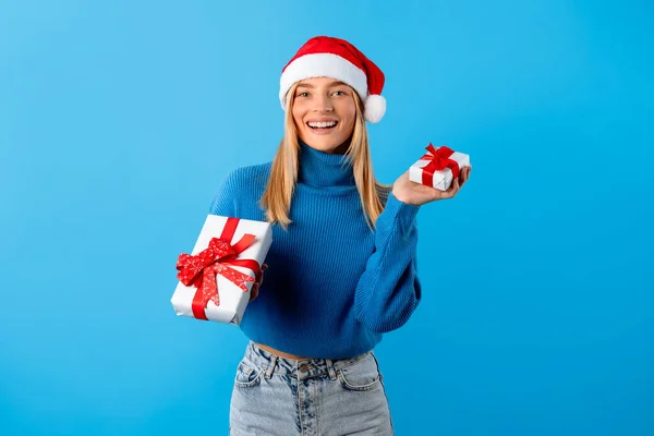 Mulher Jovem Radiante Camisola Azul Acolhedor Chapéu Papai Noel Orgulhosamente — Fotografia de Stock