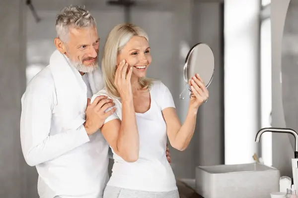 Glückliches Senior Paar Macht Tägliche Beauty Routine Badezimmer Hause Lächelnde — Stockfoto
